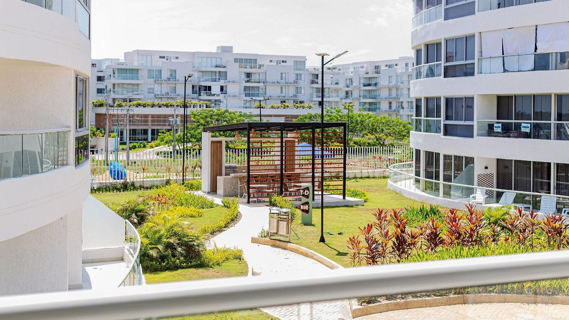 Apartamento Moderno En Serena Del Mar Con Balcón. Ideal Familias Y Grupos